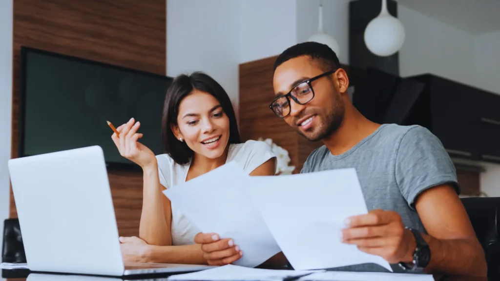 Investidores analisando como investir em precatórios