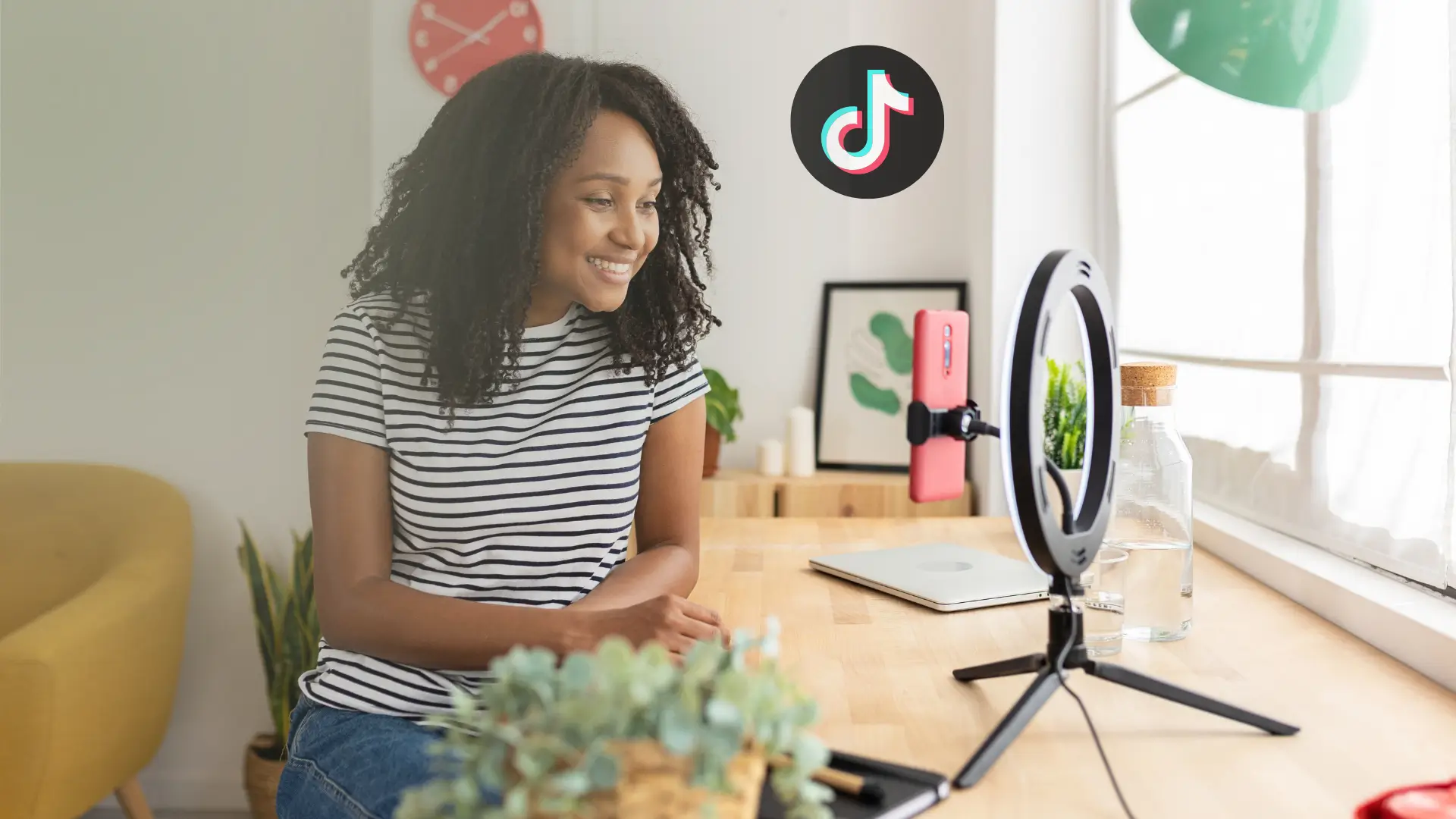 Mulher sorridente gravando vídeo para ganhar dinheiro com TikTok, com celular em tripé