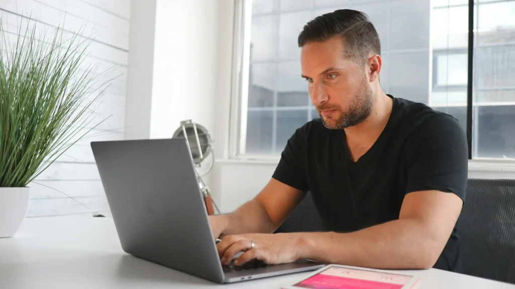 Homem trabalhando no notebook e ganhando dinheiro com Magalu