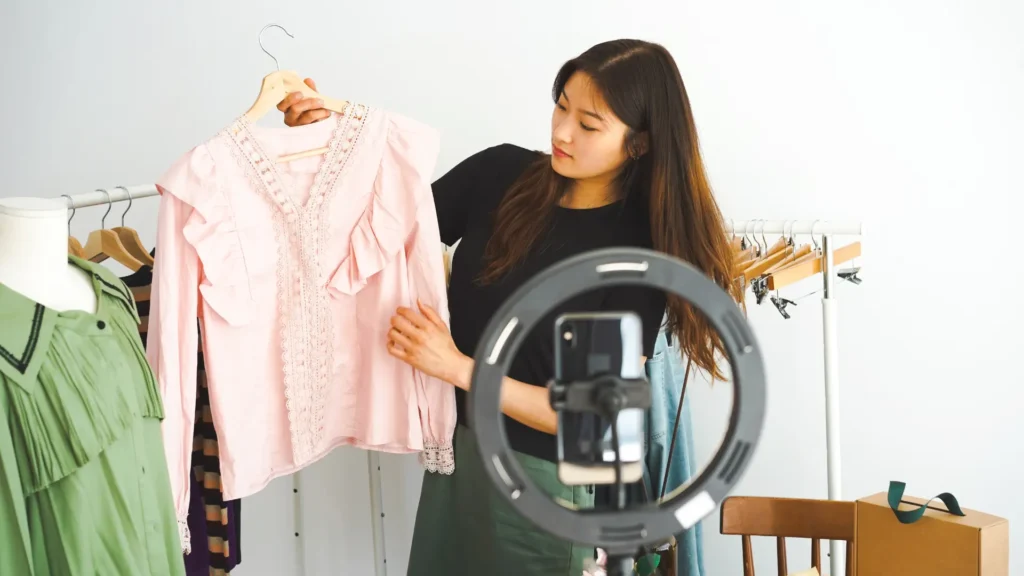 Influenciadora apresentando roupas em vídeo para vender produtos como afiliado Shein e ganhar dinheiro pela internet.