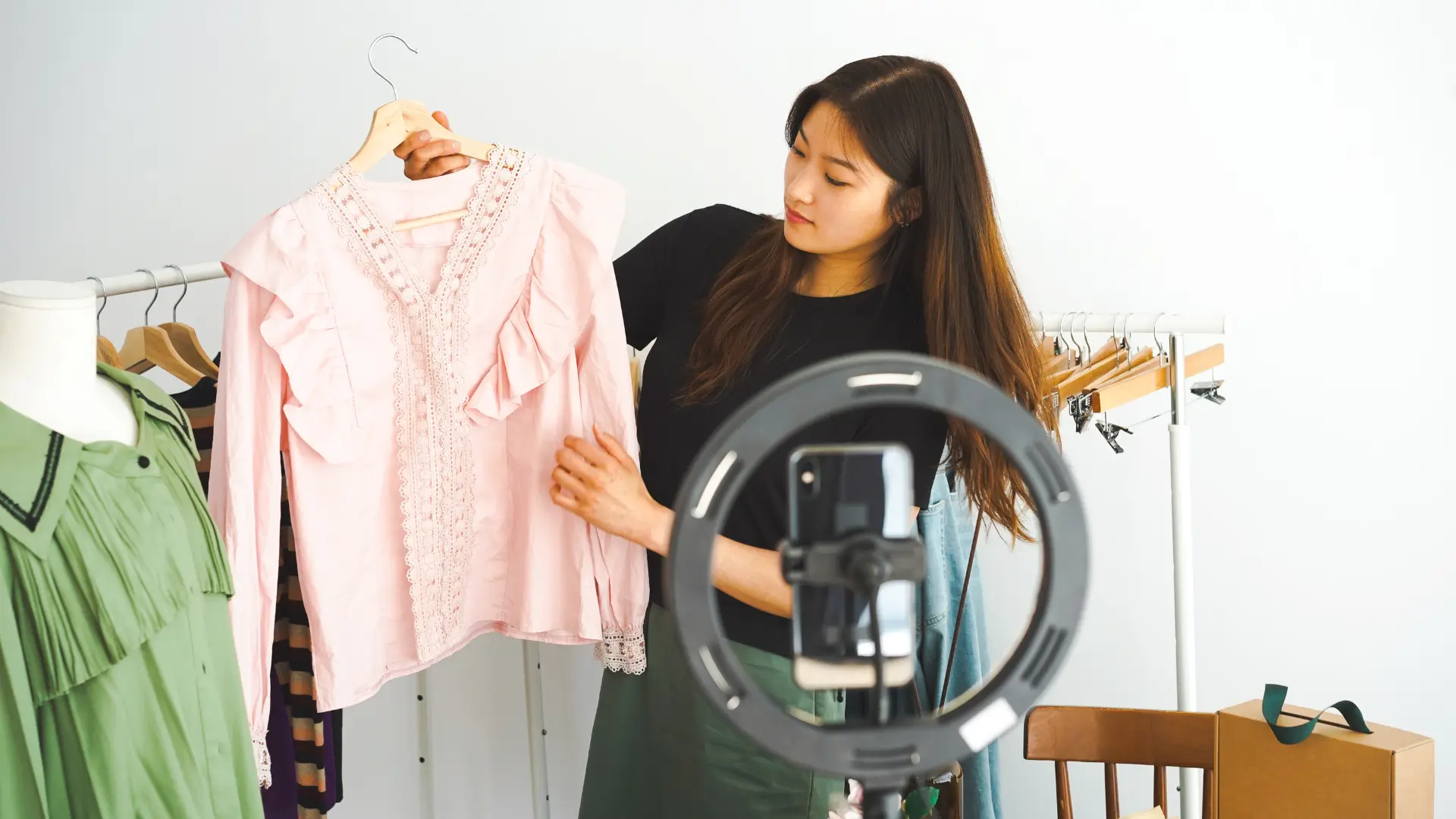 Influenciadora apresentando roupas em vídeo para vender produtos como afiliado Shein e ganhar dinheiro pela internet.