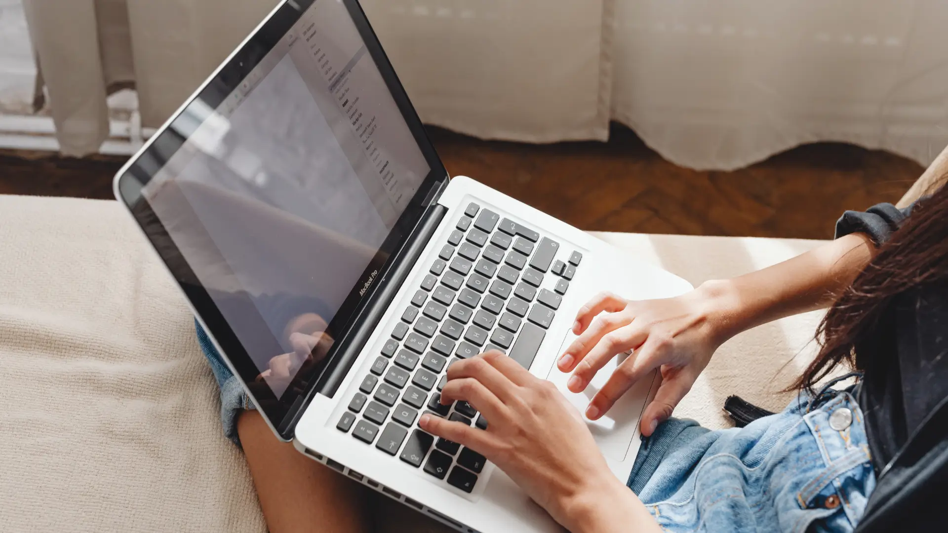 Pessoa trabalhando no notebook em casa prestação de serviços online